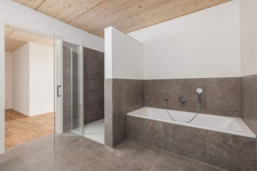 Bad mit Dusche u. Badewanne - 