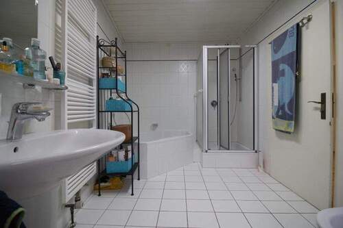 Badezimmer im Erdgeschoss links - 