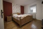 Schlafzimmer im Erdgeschoss links - 
