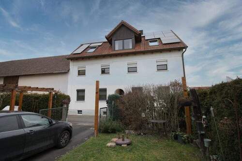 Ansicht vom Wohnhaus - Charmantes Einfamilienhaus mit Carport - Schuppen und Freifläche