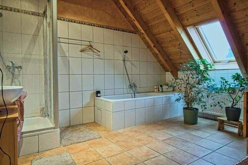 Badezimmer im Dachgeschoss - 