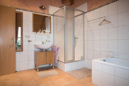 Badezimmer im Dachgeschoss Bild 2 - 