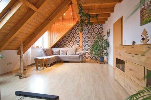 Zimmer 2 im Dachgeschoss - 1 Zimmer Einfamilienhaus in Gochsheim