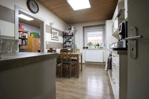 Küche mit Einbauküche im Erdgeschoss rechts - 