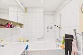 innenl. Bad mit Badewanne - 