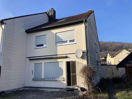 Ansicht Süd - Doppelhaushälfte mit Garten, Garage und viel Platz für die Familie