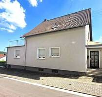 Stilvolles Wohnhaus mit großer Dachterrasse und vielseitigen Nutzungsmöglichkeiten Großzügig wohnen. Zentral leben. Sofort wohlfühlen. - Quierschied