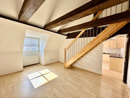 Wohnzimmer mit Treppenaufgang - 3 Zimmer Etagenwohnung zum Kaufen in Kenzingen