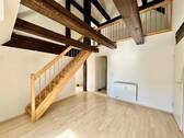 Wohnzimmer mit Treppenaufgang - 3 Zimmer Etagenwohnung in Kenzingen