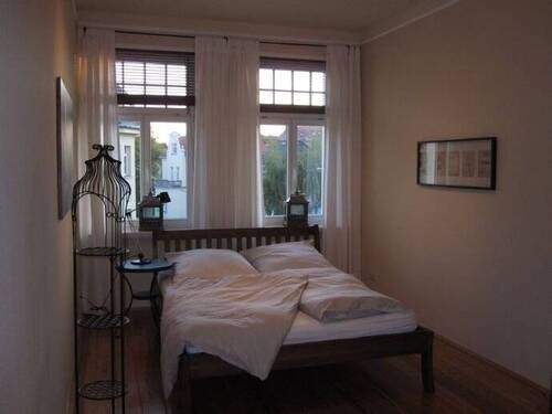 Großzügiges Schlafzimmer mit massivem Holzbett - 