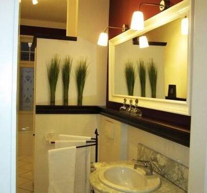 Bad mit Waschtisch, Dusche, Wanne und Fenster - 