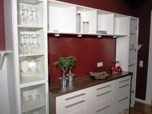 Küchenanrichte mit viel Geschirr - 