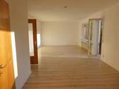 großer Wohnbereich mit Laminatboden - 3 Zimmer Etagenwohnung zur Miete in Baiersdorf