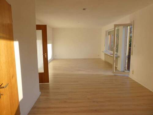 großer Wohnbereich mit Laminatboden - 3 Zimmer Etagenwohnung zur Miete in Baiersdorf