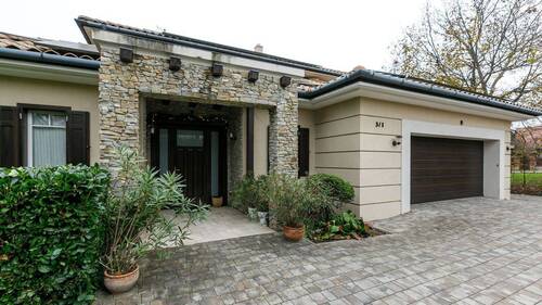 Objektansicht mit Garage - 