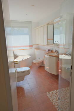 EG. Voll-u. Duschbad - 