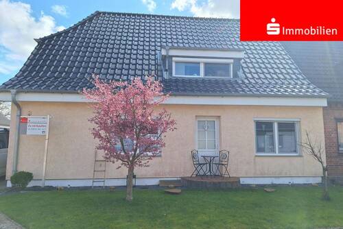 EXPOSE - Solides Doppelhaus mit großzügigen Garten