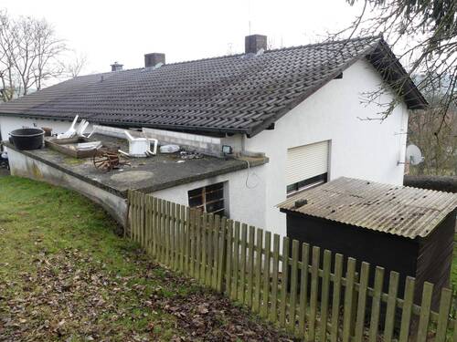 Straßenansicht rechts - Etagenwohnung mit 189,00 m&sup2; in Schrecksbach zum Kaufen