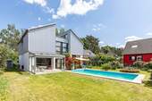 Hausansicht - Architektenhaus: Doppelhaushälfte mit Pool nahe des Heiligensees