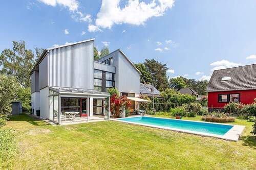 Hausansicht - Architektenhaus: Doppelhaushälfte mit Pool nahe des Heiligensees