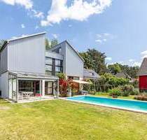 Architektenhaus: Doppelhaushälfte mit Pool nahe des Heiligensees - Berlin