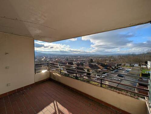 großzügiger überdachter Balkon mit phantastischen Weitblick.jpg - Neu renovierte großzügige 3-Zi.- ETW. m. Stellplatz, Einbauküche und 2 überd.-Balkone m. phantastischen Fernsicht