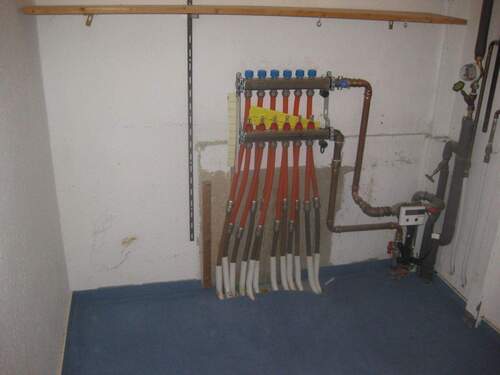Abstellraum mit Fußbodenheizungrohren - 
