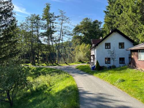 Hausansicht - Wunderschönes Grundstück mit Altbestand und direkter Seenähe - Ihr Naturparadies in Ebersberg!