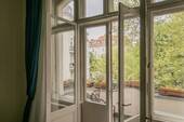 balkon zum Platz - 5 Zimmer Etagenwohnung in Berlin