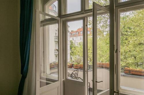 balkon zum Platz - 5 Zimmer Etagenwohnung in Berlin