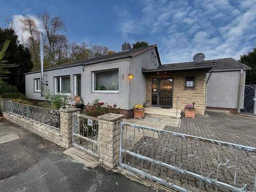 vorne - Traum-Einfamilienhaus mit großem Grundstück in Top-Lage von Elze!!