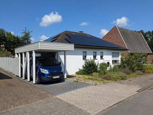 Straßenansicht mit Carport - 6 Zimmer Bungalow zum Kaufen in Hamm