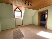 Zimmer im Dachgeschoss - 