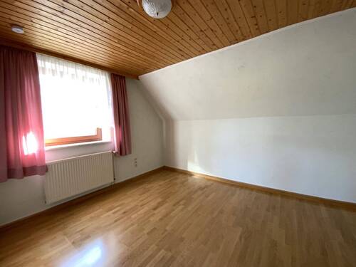Zimmer im Dachgeschoss - 