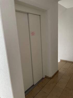 Aufzug 1.OG direkt vor Eingang - 
