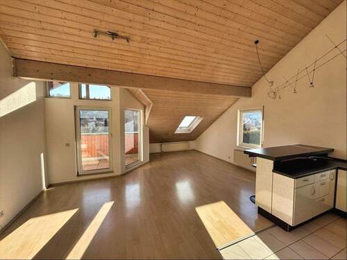 Wohnzimmer - Stilvolles Dachgeschoss mit Südbalkon, 3 Schlafzimmer, Offener Wohnraum