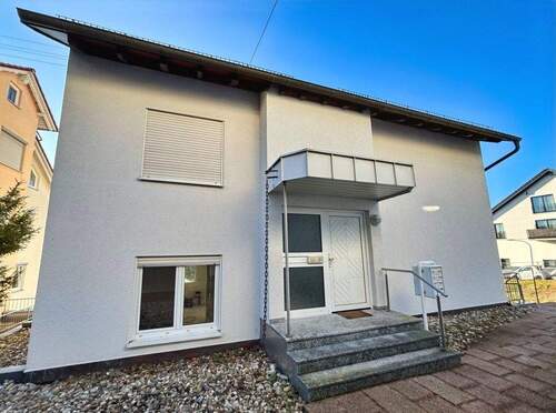 Hausansicht Eingang - 4 Zimmer Etagenwohnung zum Kaufen in Aidlingen
