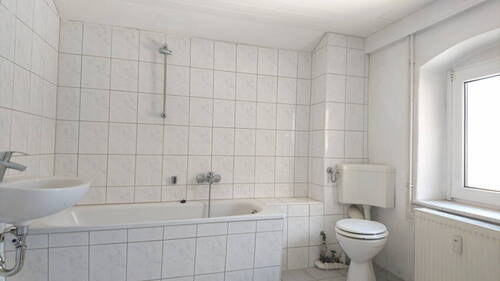 Blick ins Tageslichtbad - Etagenwohnung mit 48,00 m&sup2; in Riesa zur Miete