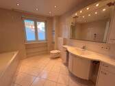 Tageslichtbad mit Wanne und Dusche - 
