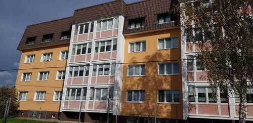 Hausansicht - komplett neu sanierte 3-Raumwohnung mit Wintergarten