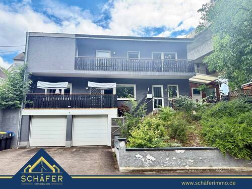 1 - Freistehendes Zweifamilienhaus mit Terrasse, Loggien, zwei Garagen und guter Verkehrsanbindung