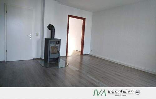 Blick ins Wohnzimmer - Gemütliche 2-Raum-Dachgeschoss-Wohnung mit Kaminofen im Stadtzentrum Riesa´s