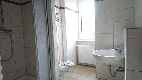 Blick ins Tageslichtbad - 2 Zimmer Etagenwohnung in Riesa