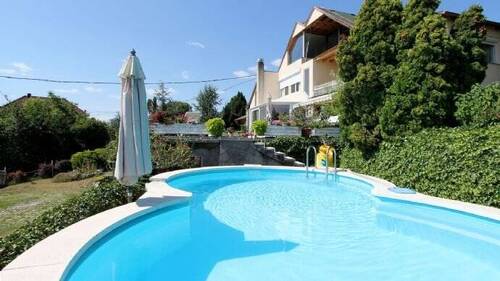 Objektansicht mit Swimmingpool - Wohnen mit Seeblick - 550.000,00&nbsp;EUR Kaufpreis, ca.&nbsp; 140,00&nbsp;m&sup2;&nbsp;Wohnfl&auml;che