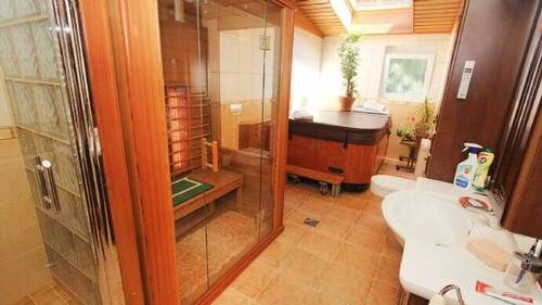 Bad mit Sauna und Jacuzzi - 