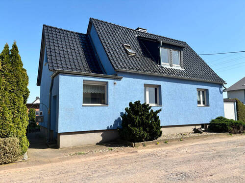 Straßenansicht - Gelassen am Stadtrand wohnen! Modernisierungsbedürftiges Einfamilienhaus in MD - Alt Olvenstedt