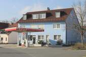 Tankstelle im Ort - 