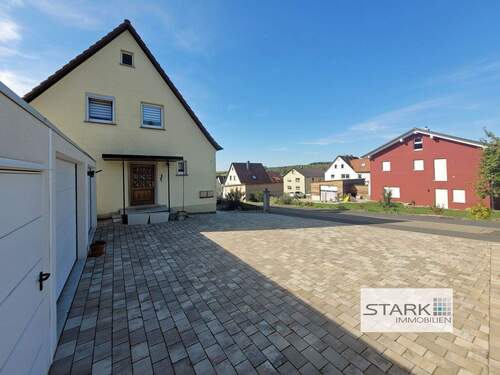 A Einfahrt.jpg - 6 Zimmer Einfamilienhaus in Kleinrinderfeld