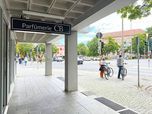 Überdachte Fläche vor der Ladeneinheit - Blick zum Oberen Markt - Gewerbeobjekt (Büro, Produktion, Verkauf) zur Miete in Neumarkt