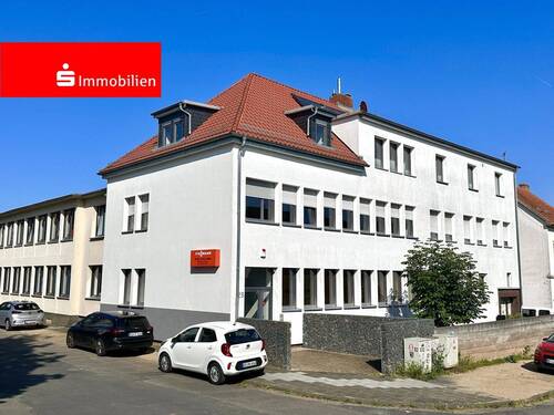 Vorderansicht - Gewerbefläche mit viel Lagermöglichkeiten, Stellplätzen und Scheune!